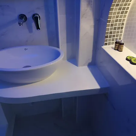 Zeus Aparthotel 2*