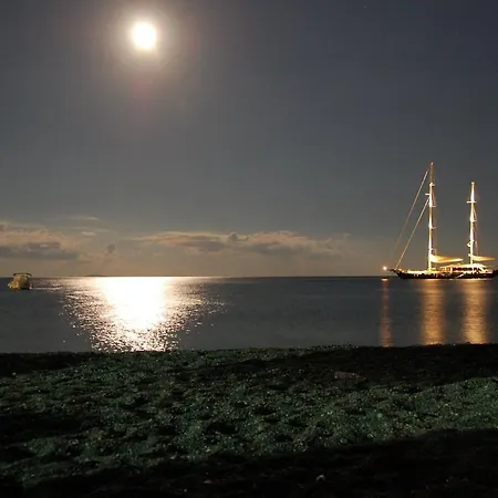 Zeus Kamari (Santorini)